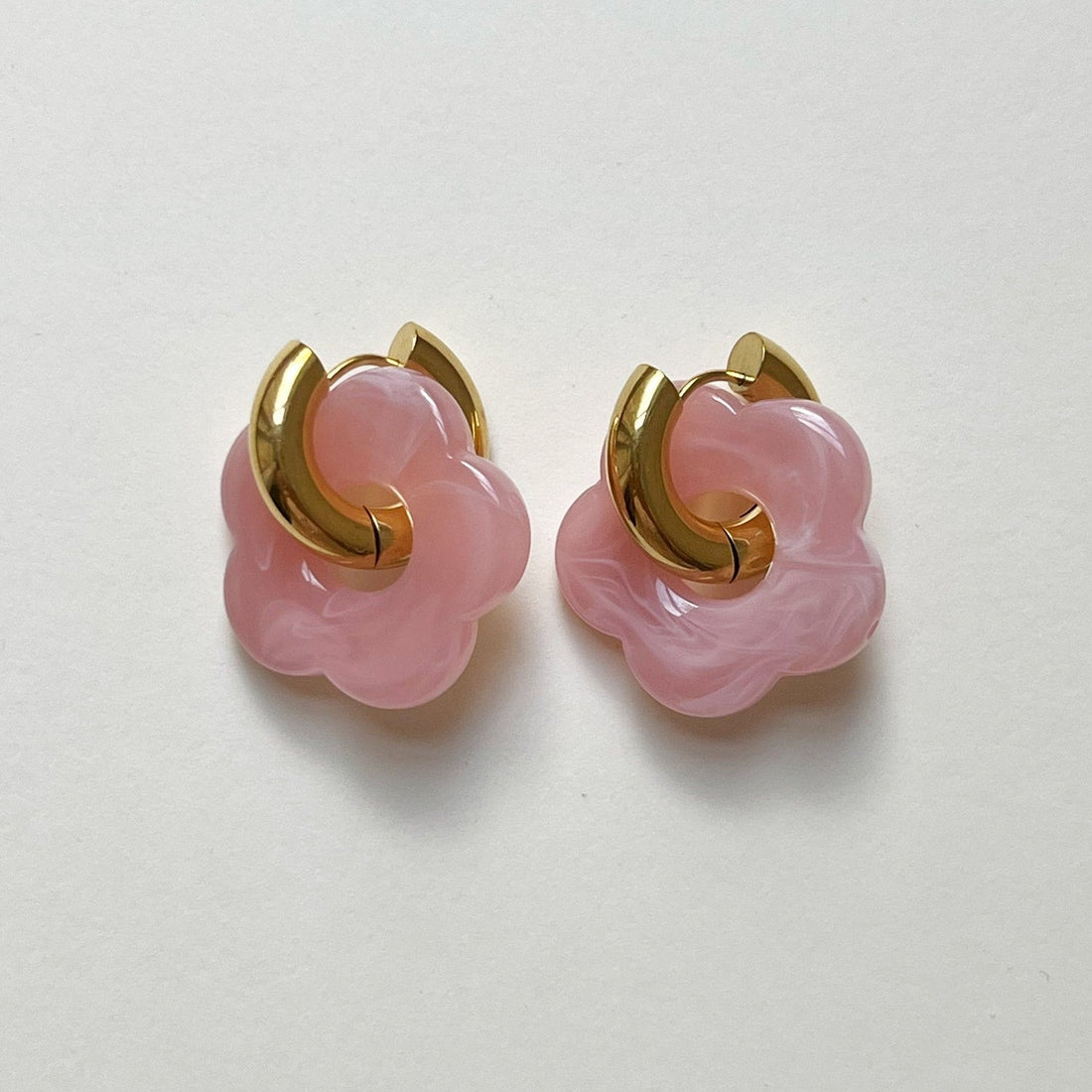 Anneaux de donut rose avec charme de fleur