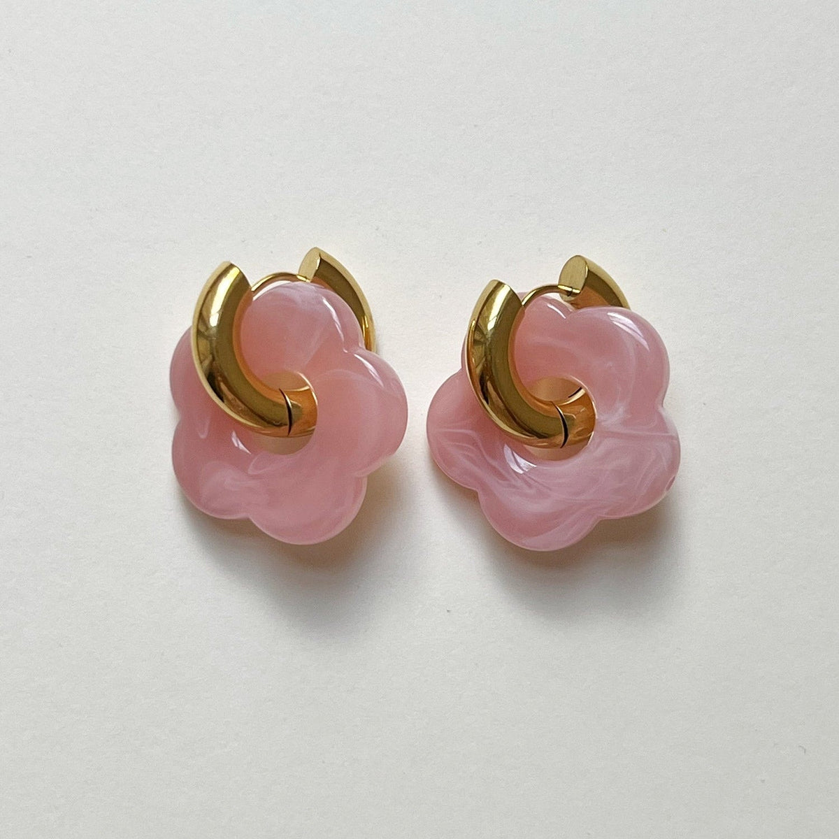 Anneaux de donut rose avec charme de fleur