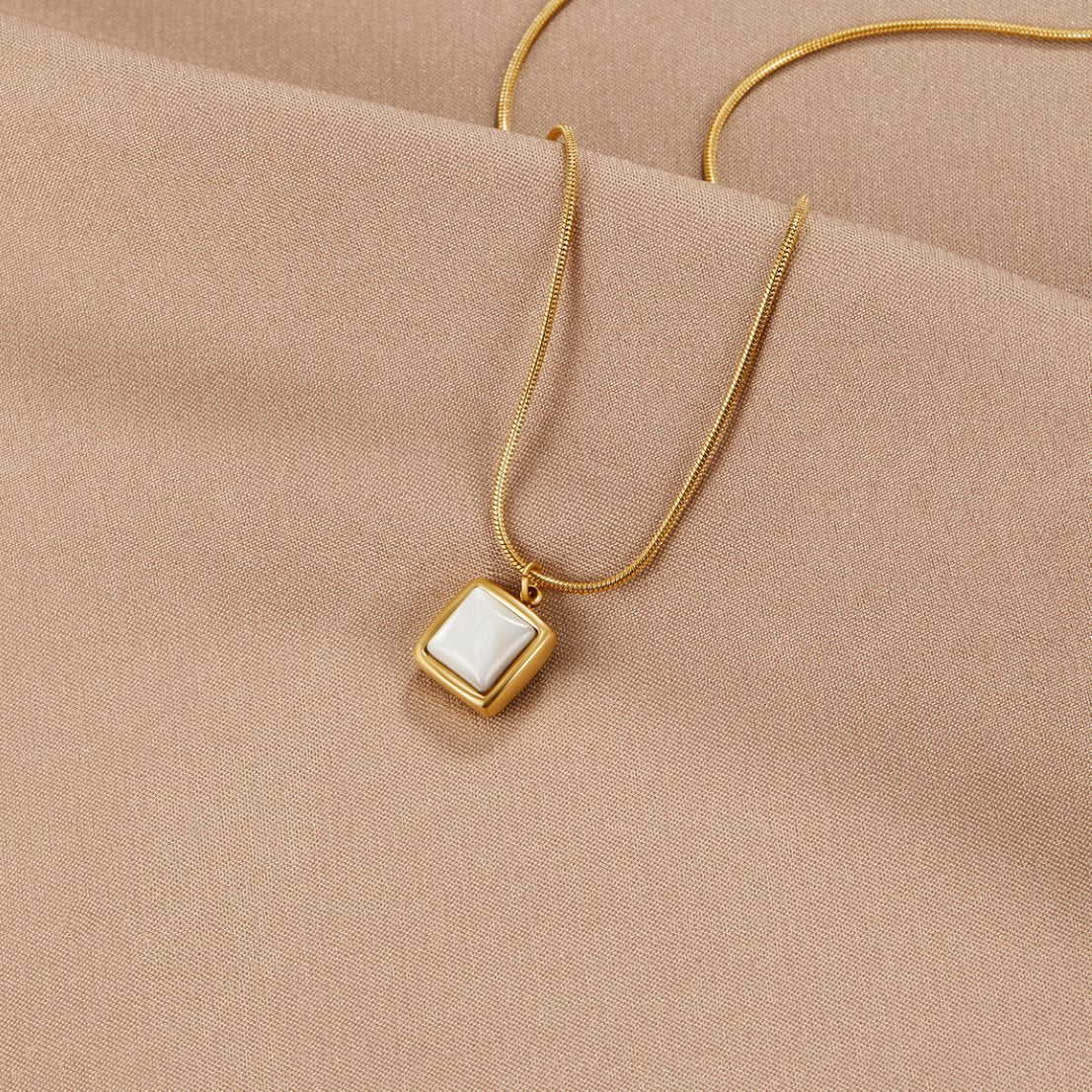 Riva – Collier avec pendentif de pierre de lune irisée