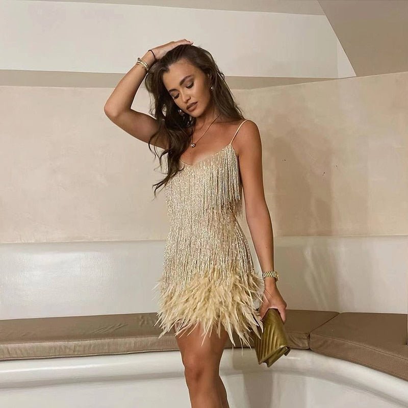 Laura - Robe de cocktail avec plumes dans un style élégant