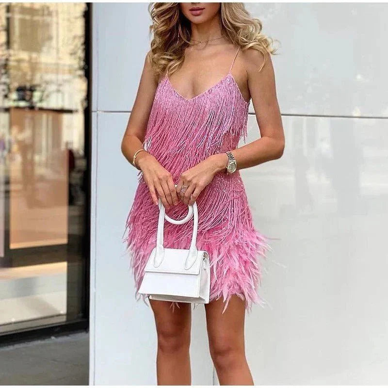 Laura - Robe de cocktail avec plumes dans un style élégant