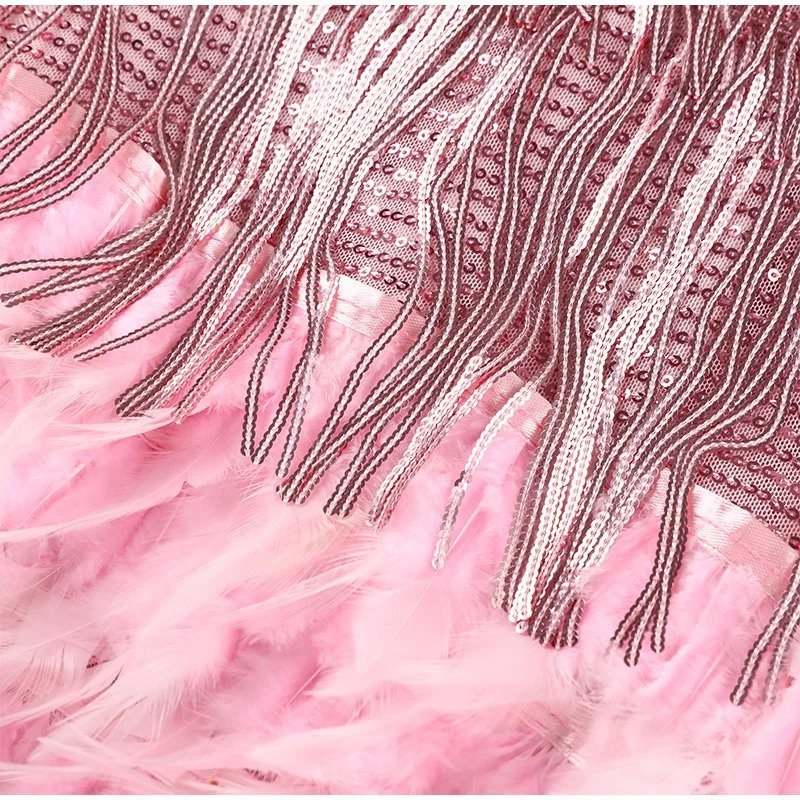 Laura - Robe de cocktail avec plumes dans un style élégant