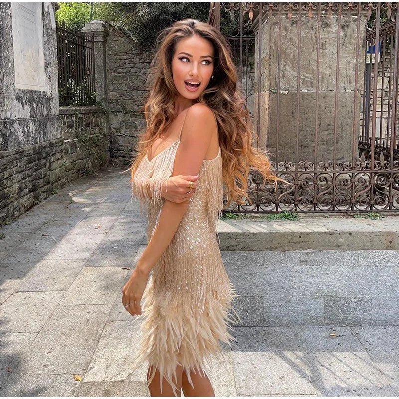 Laura - Robe de cocktail avec plumes dans un style élégant