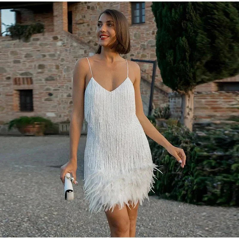 Laura - Robe de cocktail avec plumes dans un style élégant