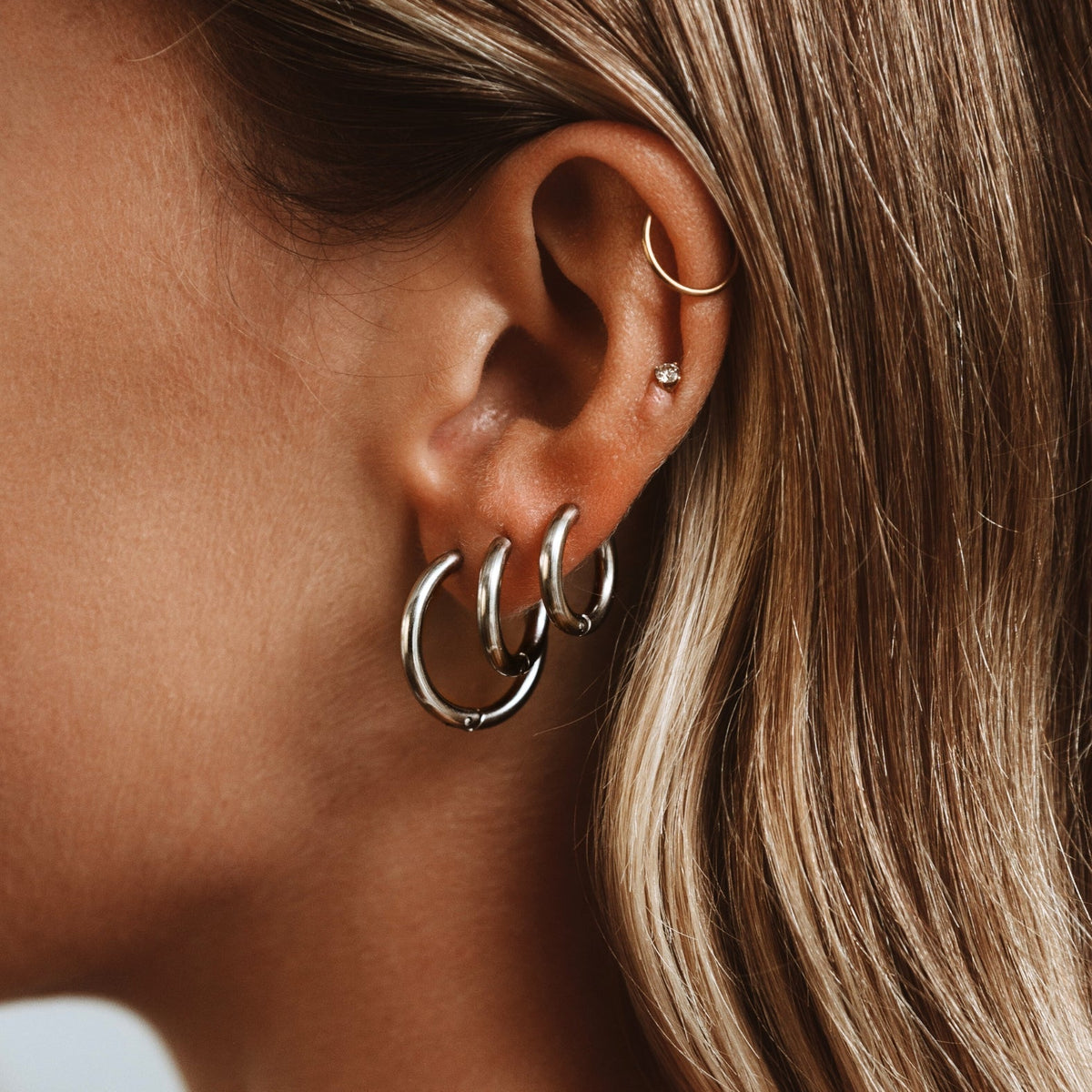 Clara – Boucles d'oreilles classiques dorées étanches
