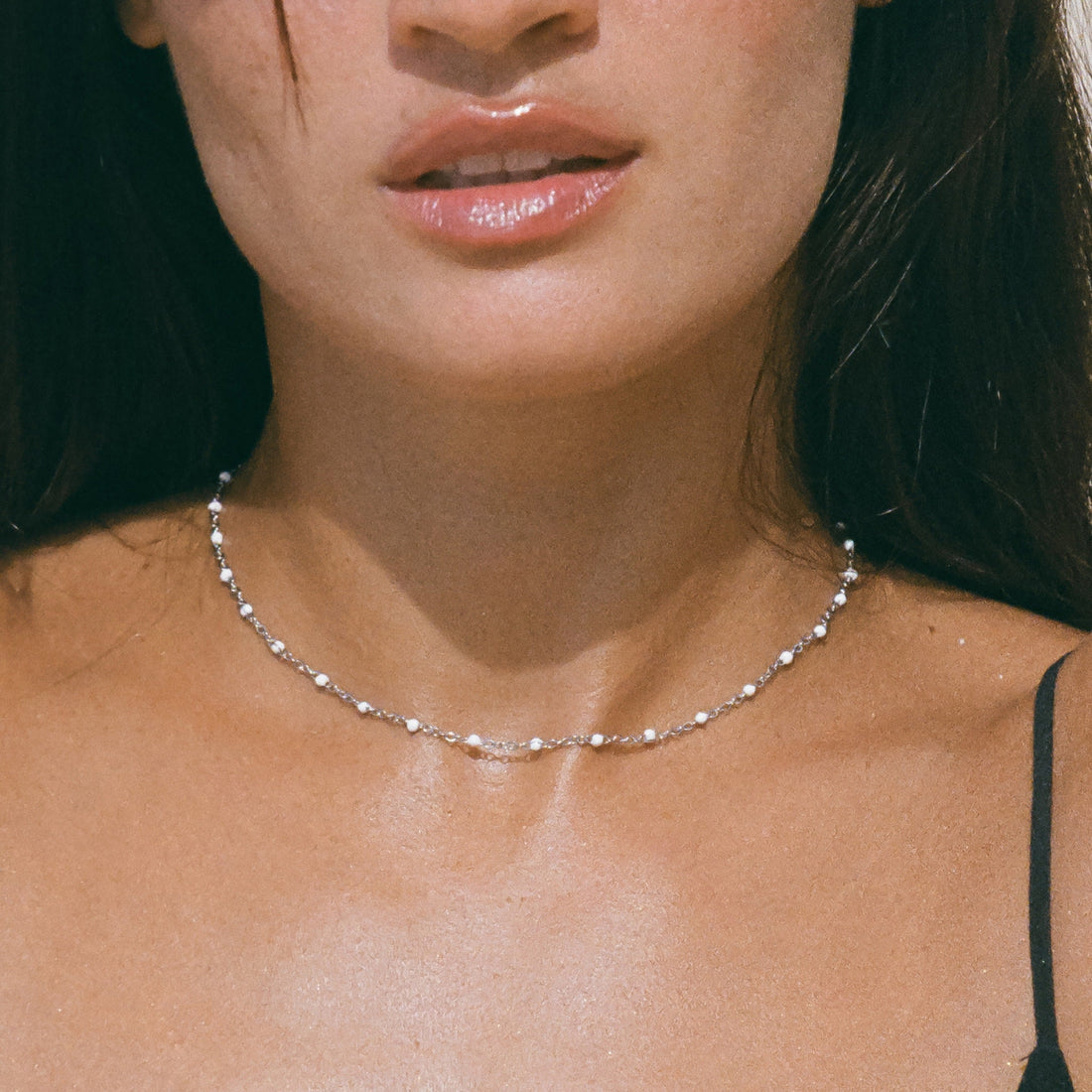 Isla – Collier avec Perles Blanches Émaillées