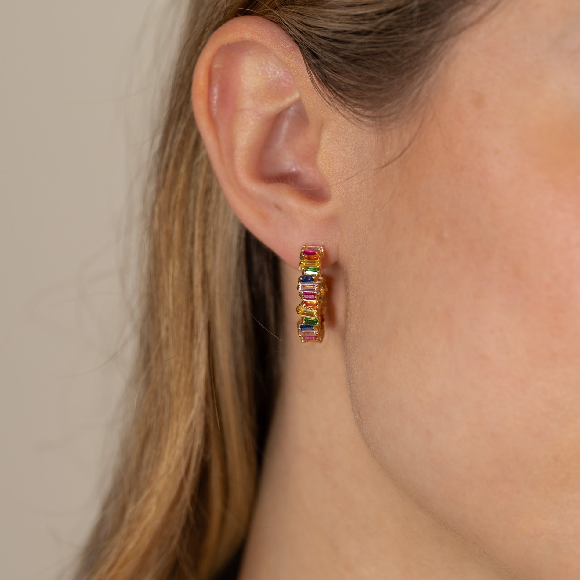 Veronica - Boucles d'oreilles créoles dorées arc-en-ciel