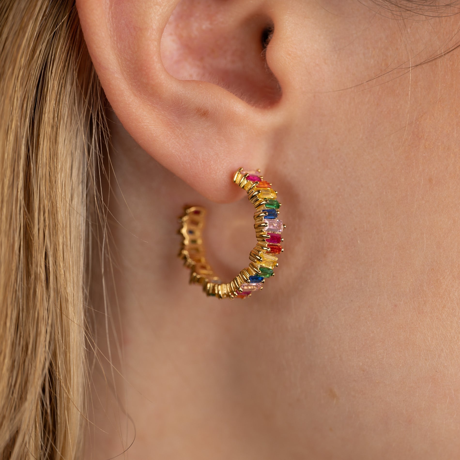 Veronica - Boucles d'oreilles créoles dorées arc-en-ciel