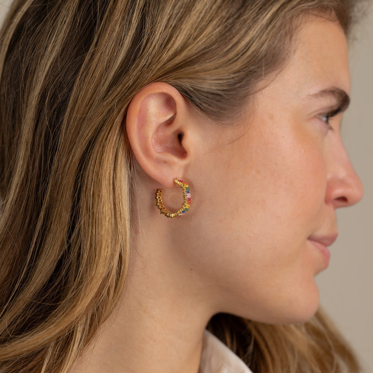Veronica - Boucles d'oreilles créoles dorées arc-en-ciel
