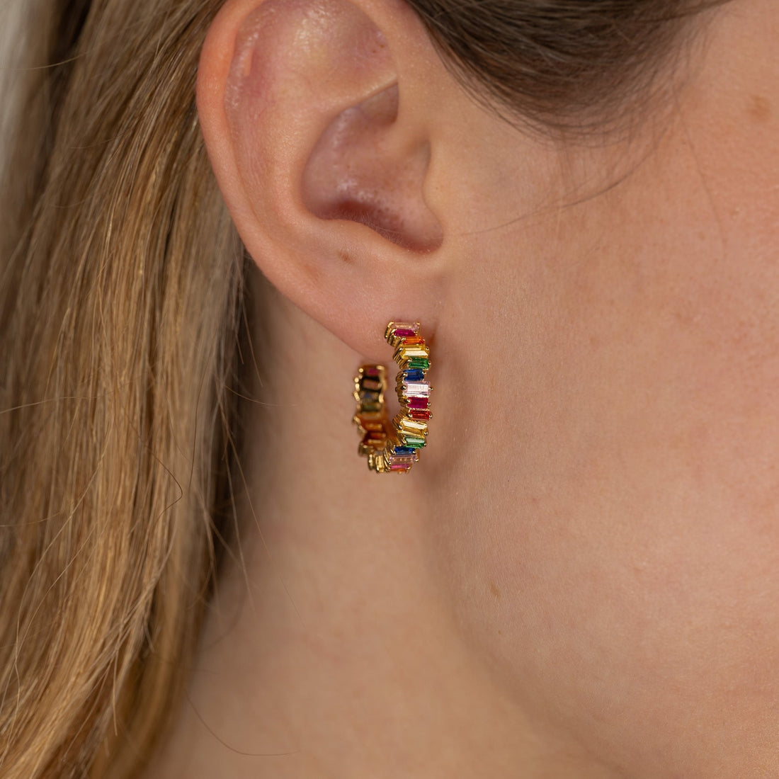 Veronica - Boucles d'oreilles créoles dorées arc-en-ciel