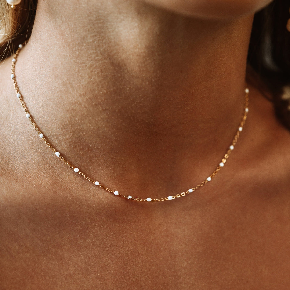 Isla – Collier avec Perles Blanches Émaillées