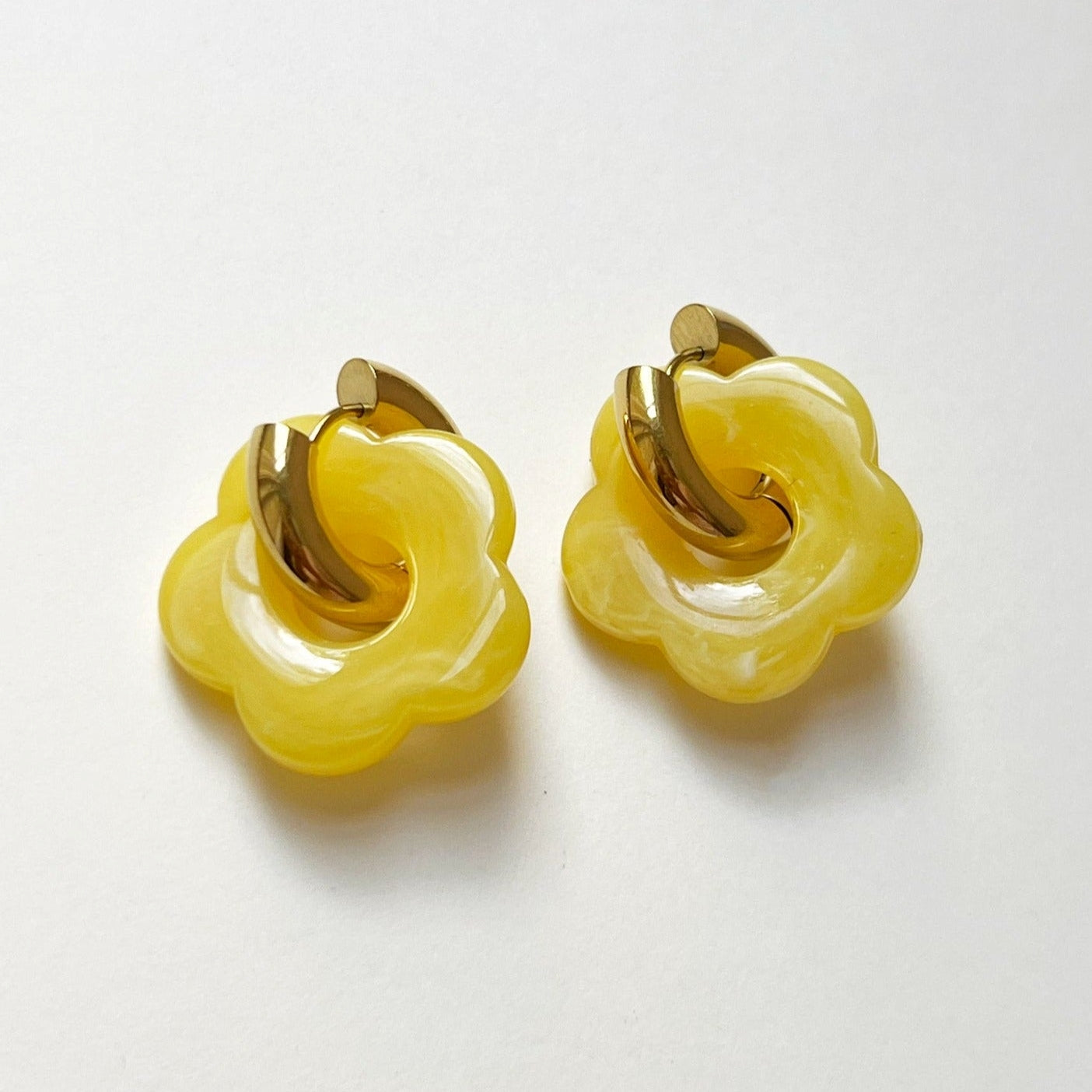Anneaux de donut jaunes avec pendentif de fleur