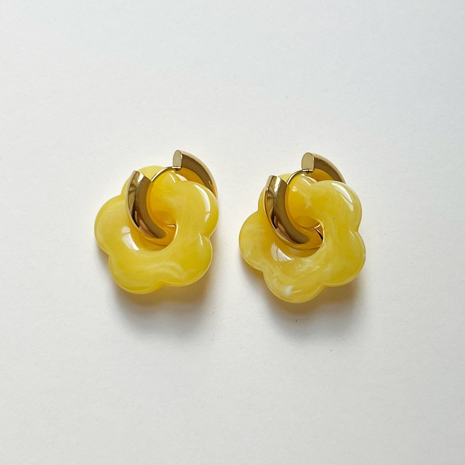 Anneaux de donut jaunes avec pendentif de fleur